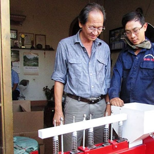 Sản xuất 300 máy tách vỏ hạt mắc ca